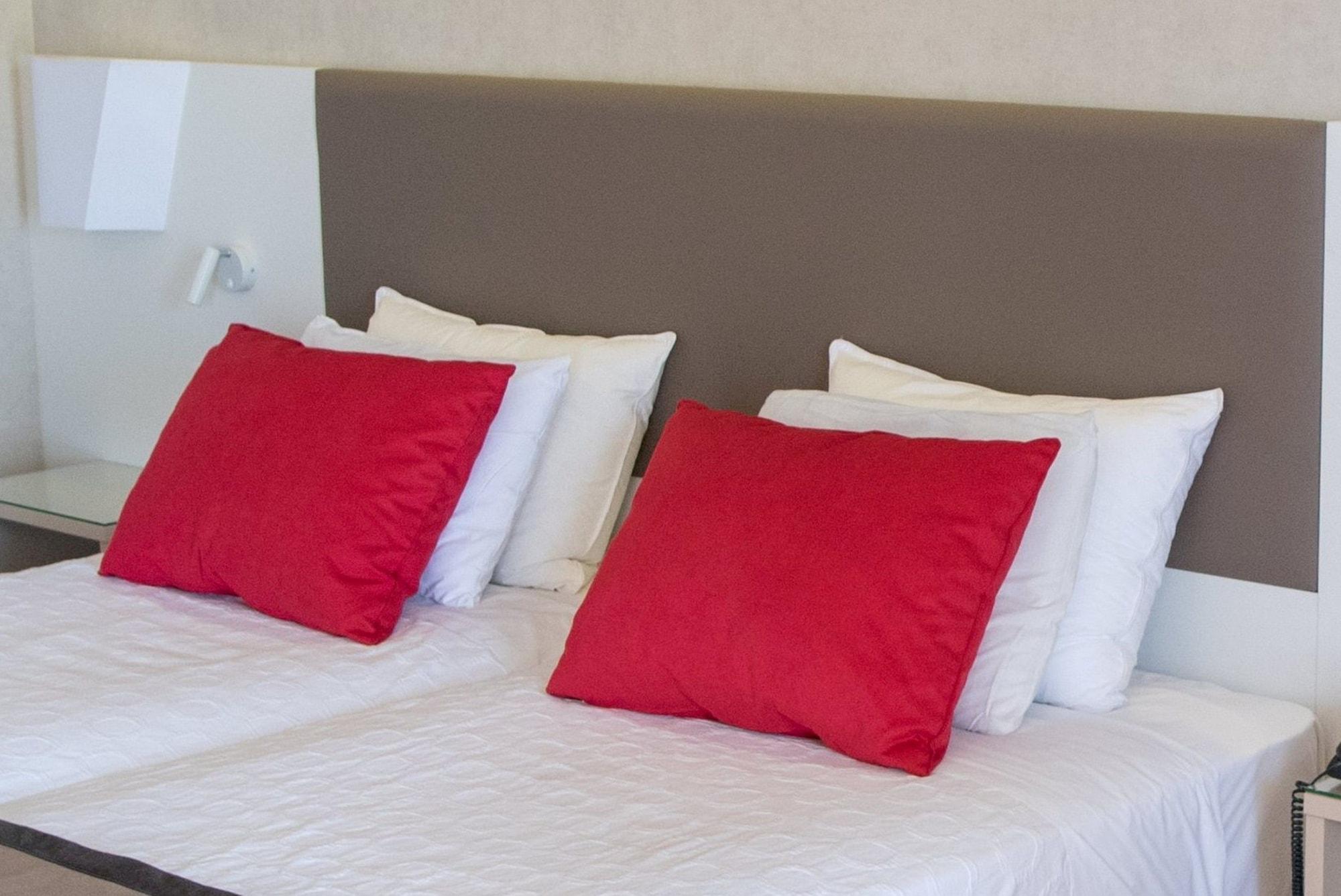 Hotel Ramada Plaza By Wyndham Thraki Alexandroupoli Exterior foto Pillows on a bed