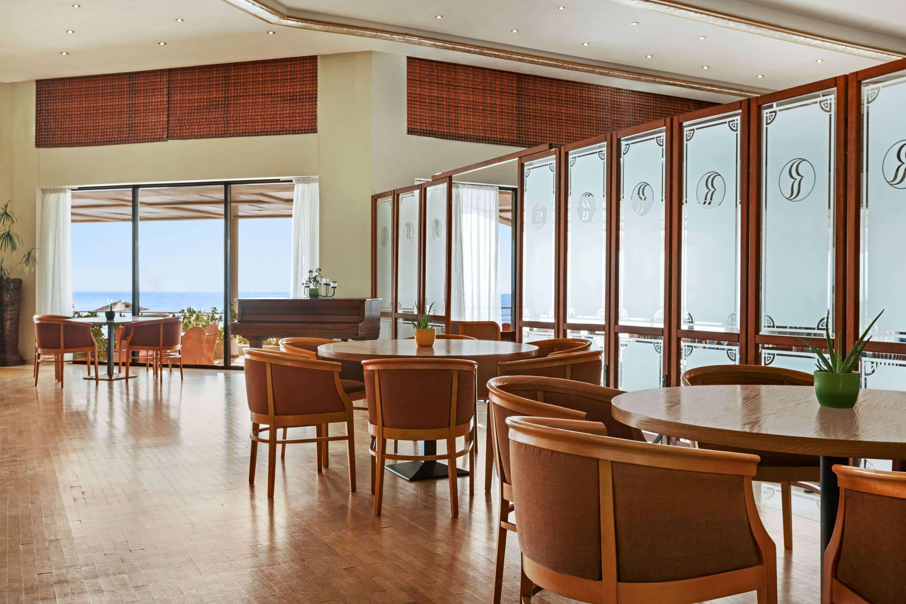 Hotel Ramada Plaza By Wyndham Thraki Alexandroupoli Exterior foto The Club Lounge at the airport