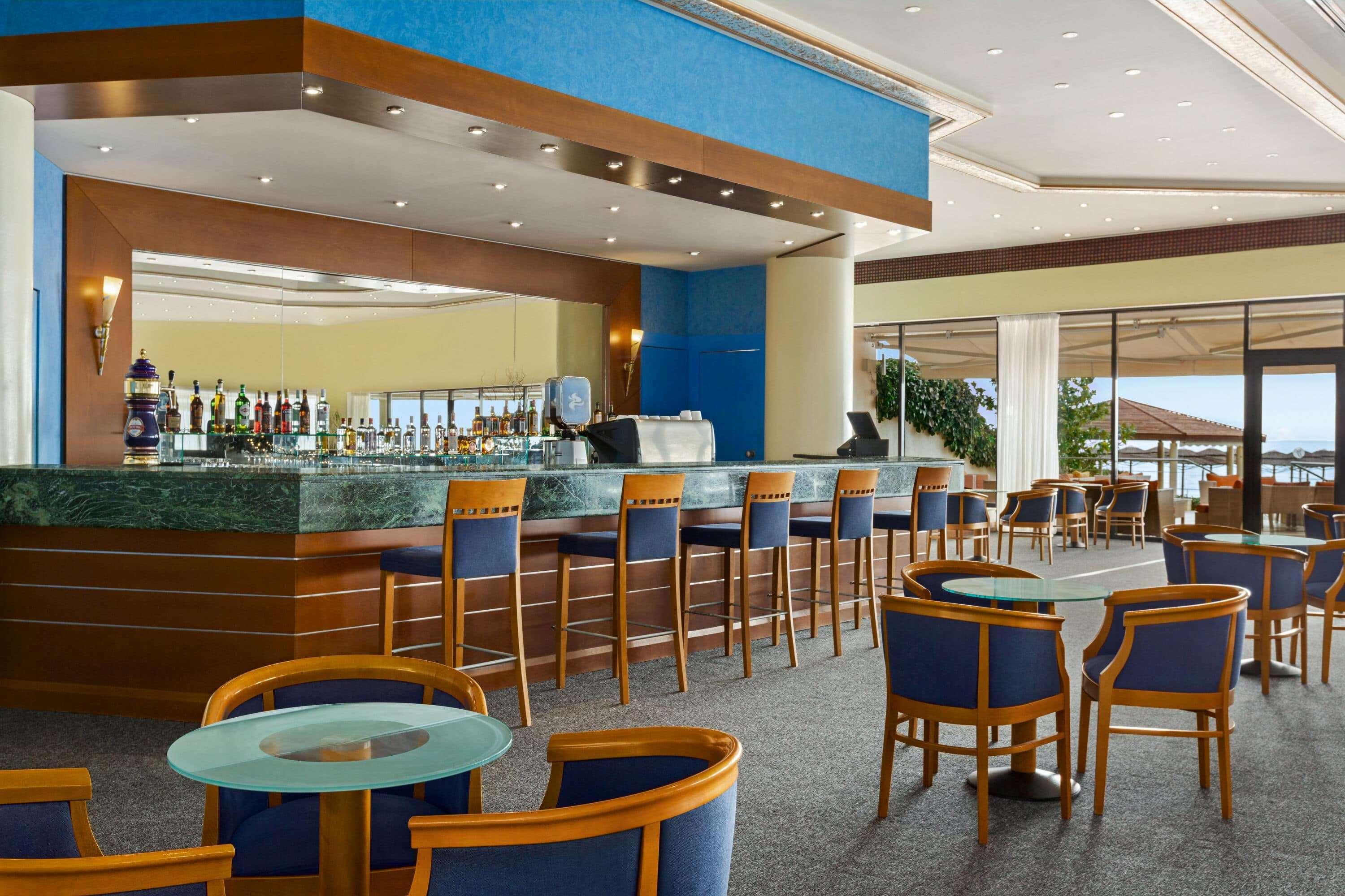 Hotel Ramada Plaza By Wyndham Thraki Alexandroupoli Exterior foto The bar at the Sheraton Club