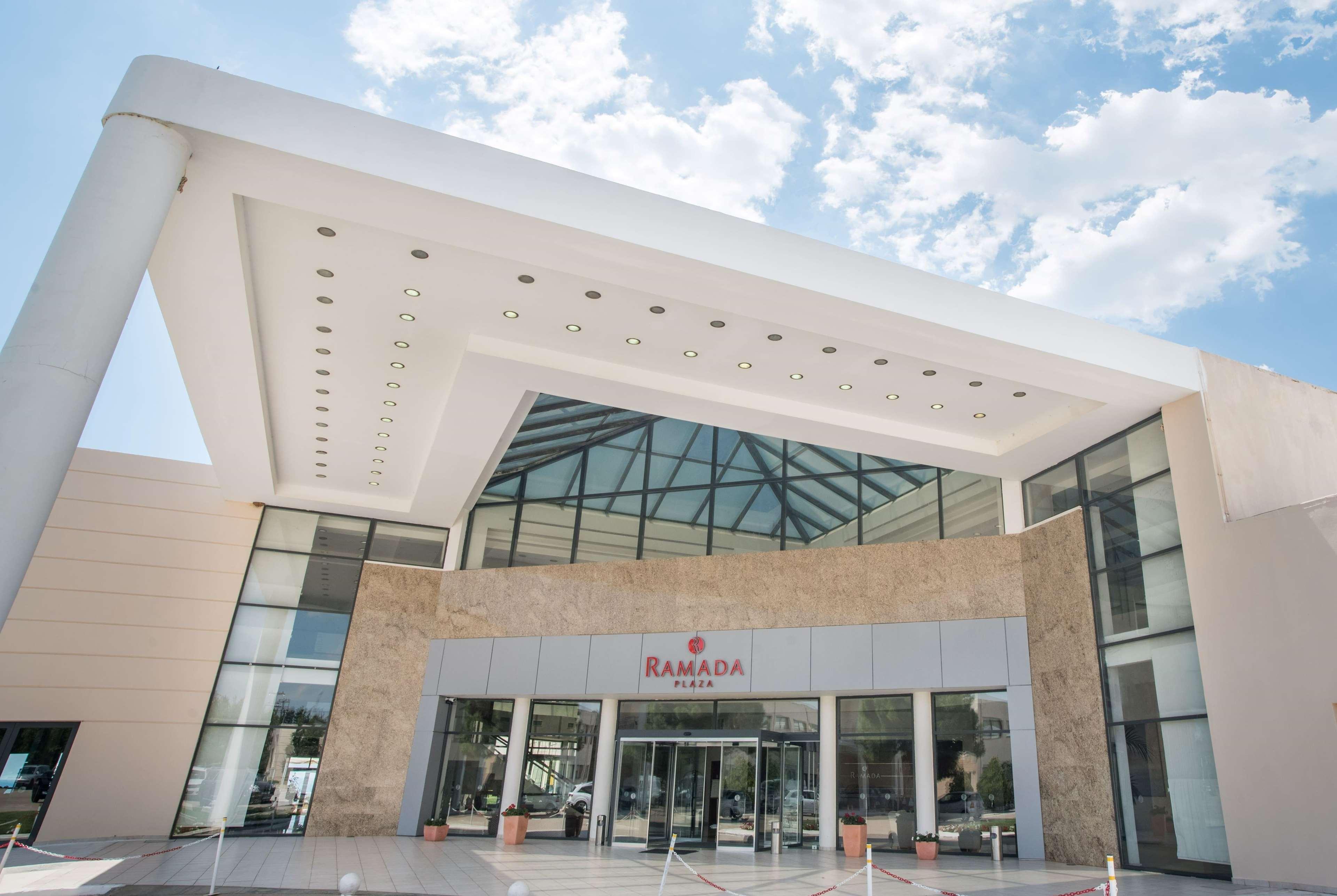Hotel Ramada Plaza By Wyndham Thraki Alexandroupoli Exterior foto The entrance of the hotel