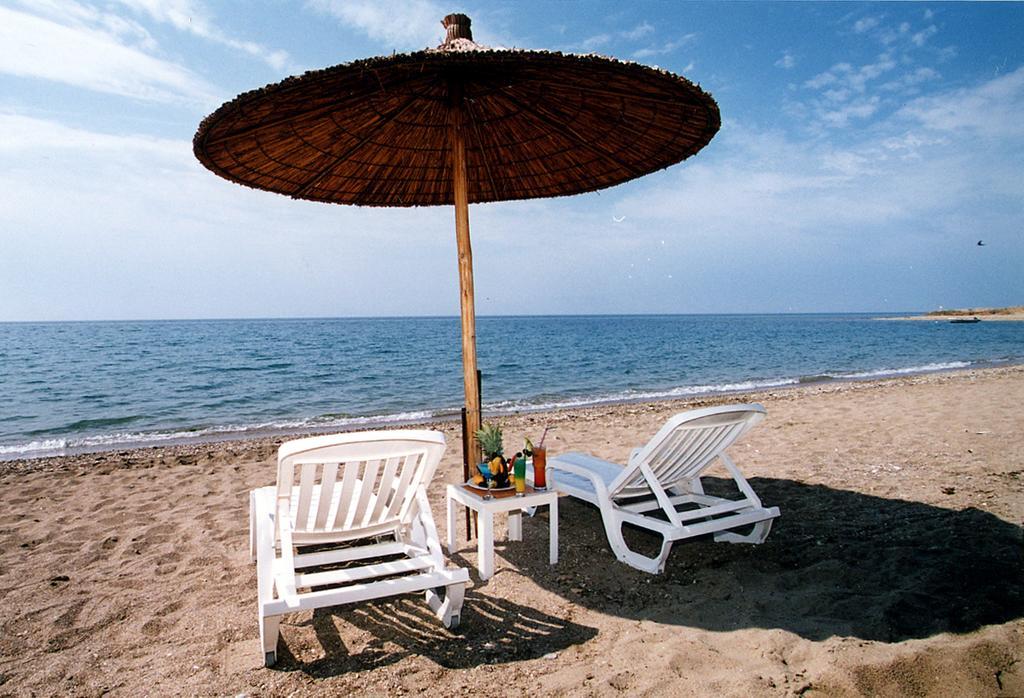 Hotel Ramada Plaza By Wyndham Thraki Alexandroupoli Exterior foto A beach umbrella