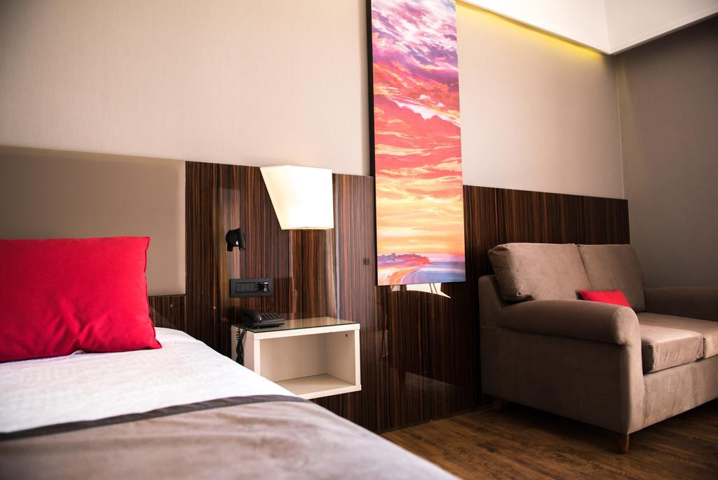 Hotel Ramada Plaza By Wyndham Thraki Alexandroupoli Exterior foto A room at the hotel