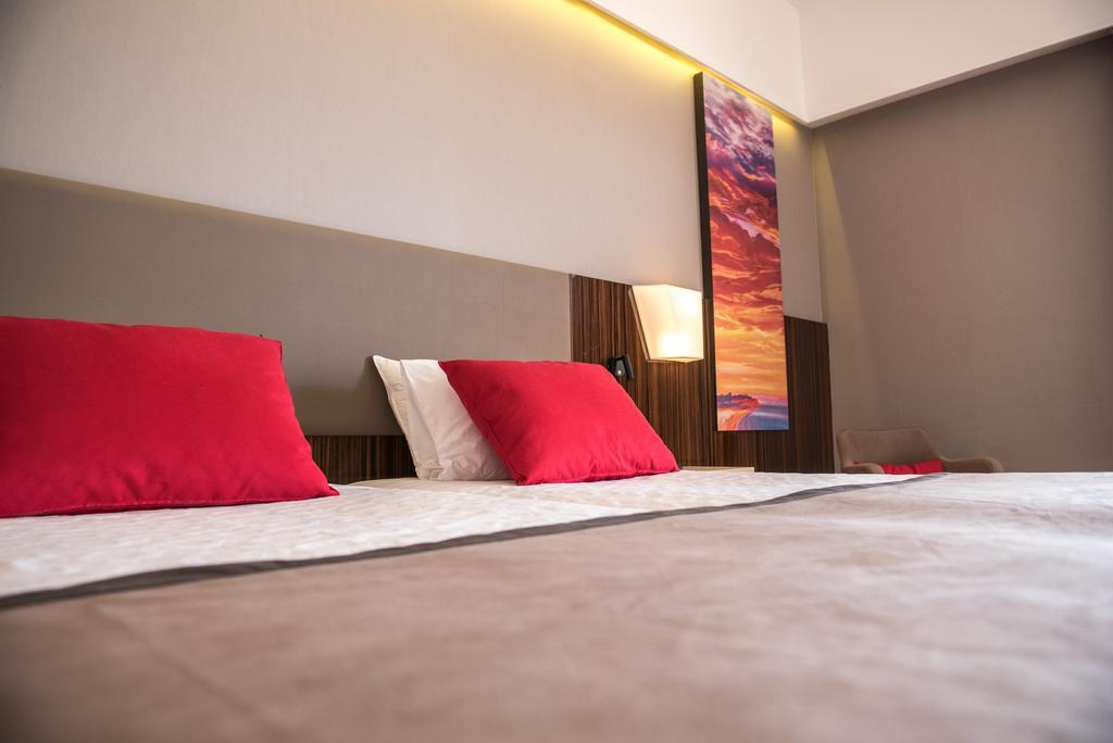 Hotel Ramada Plaza By Wyndham Thraki Alexandroupoli Exterior foto A room at the hotel