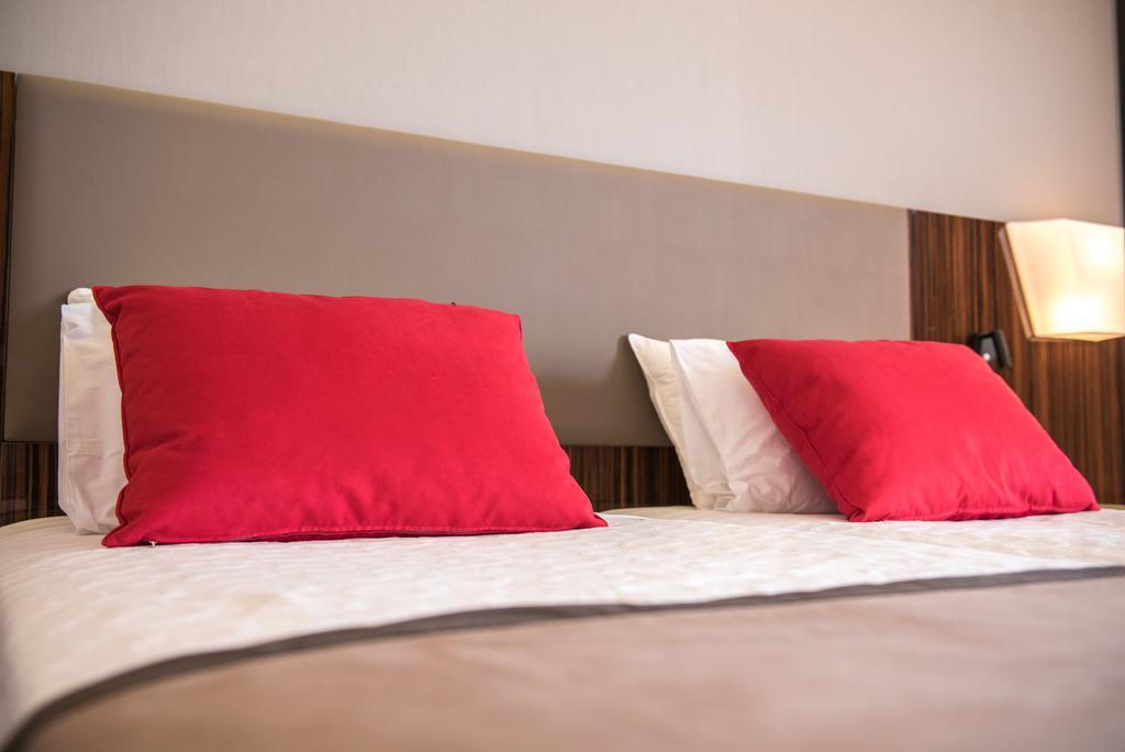 Hotel Ramada Plaza By Wyndham Thraki Alexandroupoli Exterior foto Pillows on a bed