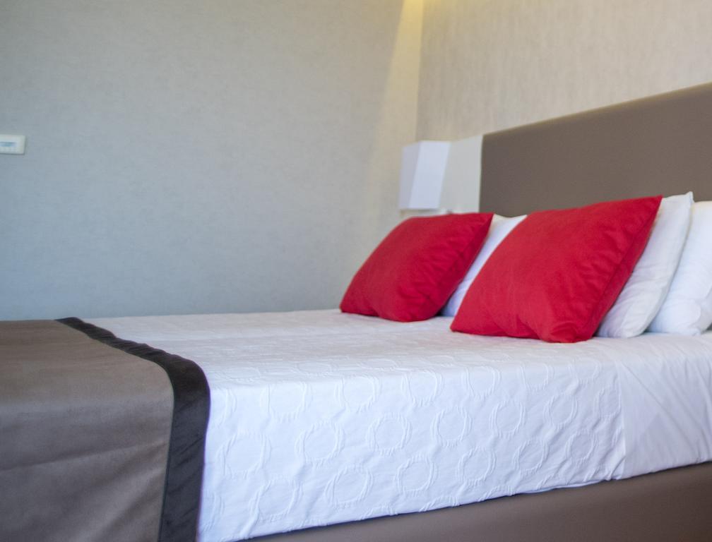 Hotel Ramada Plaza By Wyndham Thraki Alexandroupoli Exterior foto A bed with a throw