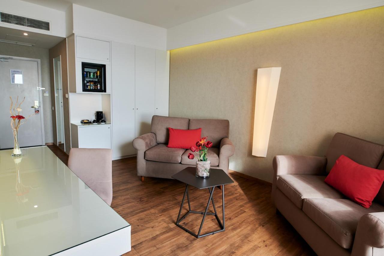 Hotel Ramada Plaza By Wyndham Thraki Alexandroupoli Exterior foto A living room in a serviced apartment in Berlin, Germany