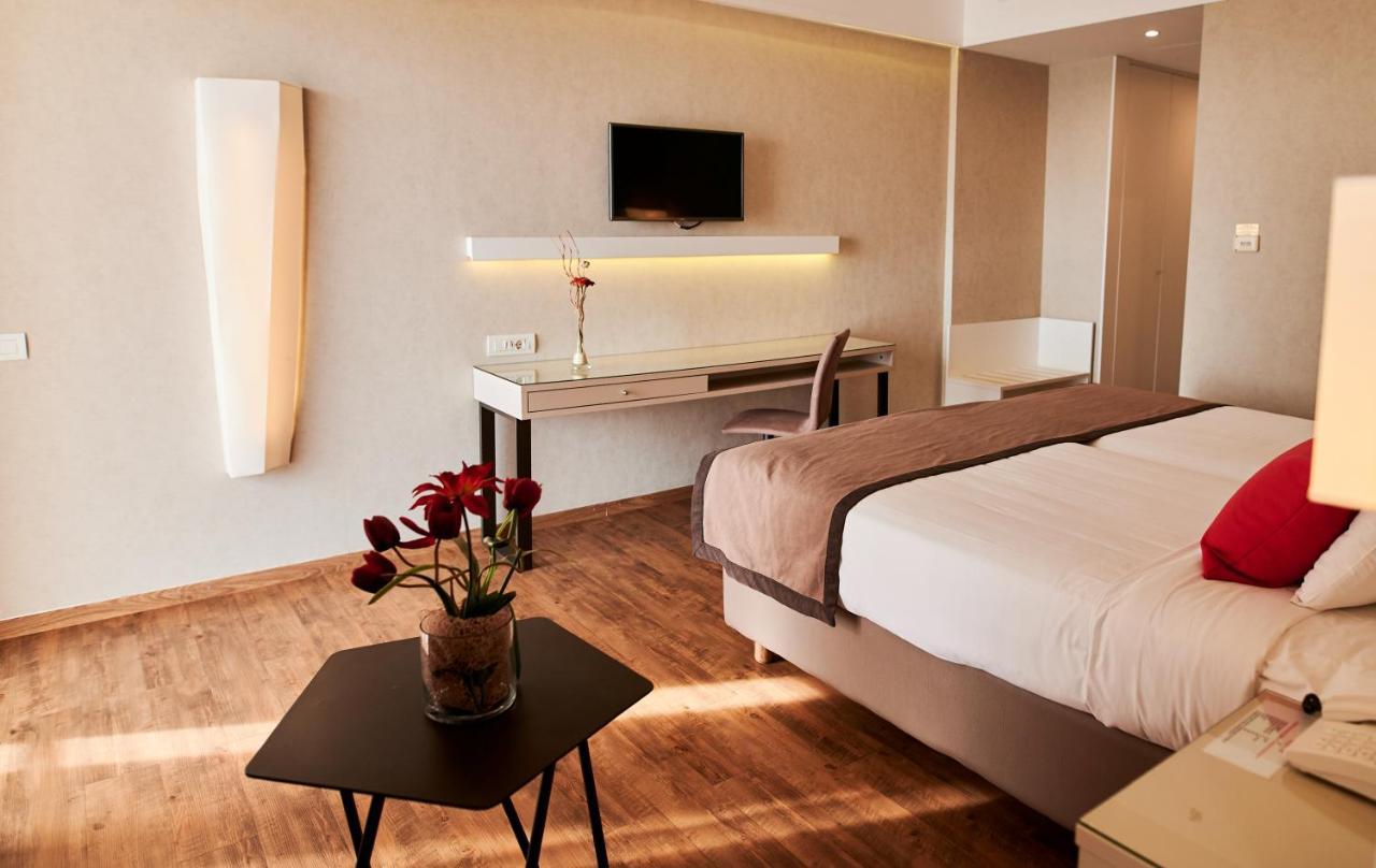 Hotel Ramada Plaza By Wyndham Thraki Alexandroupoli Exterior foto A room at the hotel
