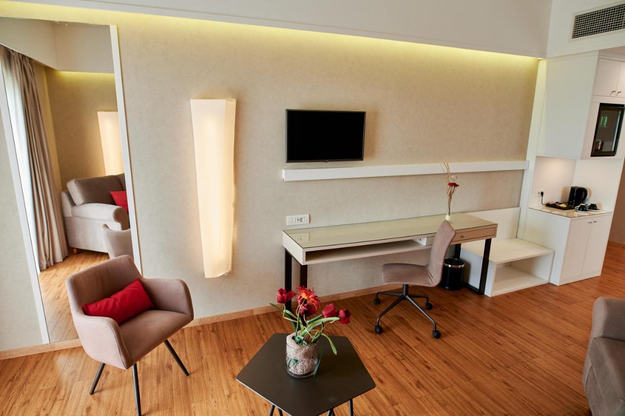 Hotel Ramada Plaza By Wyndham Thraki Alexandroupoli Exterior foto A room at the hotel